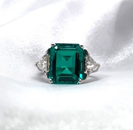 Green Emerald Diamond Ring